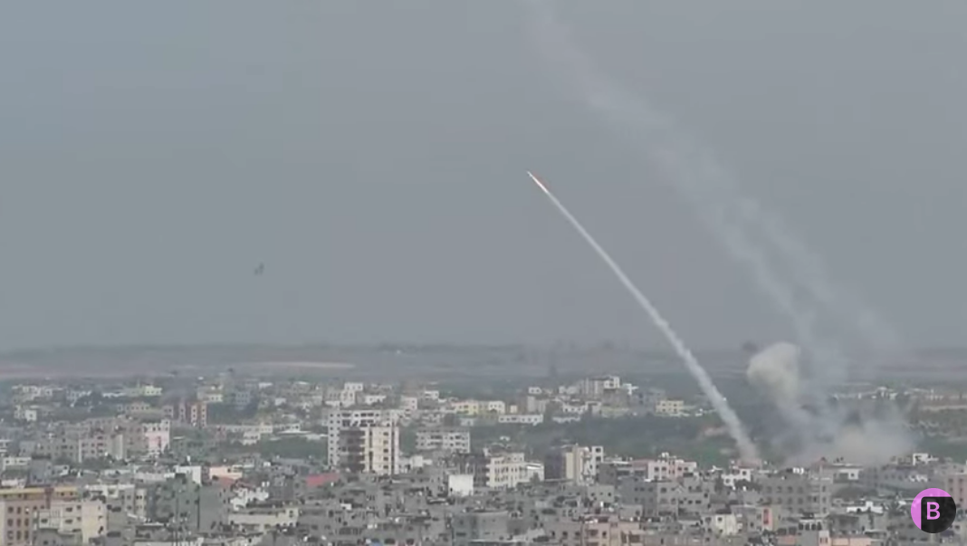 Foguetes riscam o céu em Gaza. (Captura de tela/YouTube/Bloomberg Television)