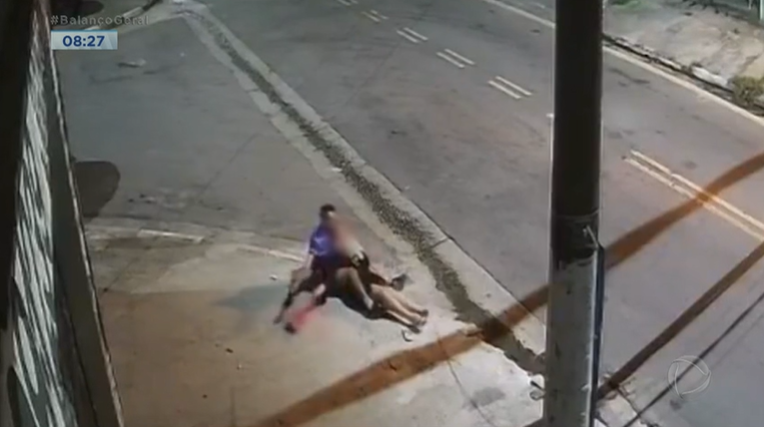 A vítima foi atacada em uma rua de Osasco. (Foto: Reprodução/Record TV).