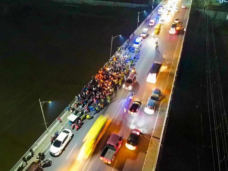 Cristãos oram na Ponte Marcos, na cidade de Cagayan de Oro, contra o espírito de suicídio. (Foto: Facebook/David Otamias)