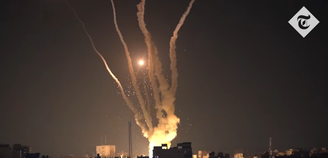 Foguetes disparados contra Israel são interceptados pelo sistema de defesa antimísseis Iron Dome. (Captura de tela/YouTube/The Telegraph)