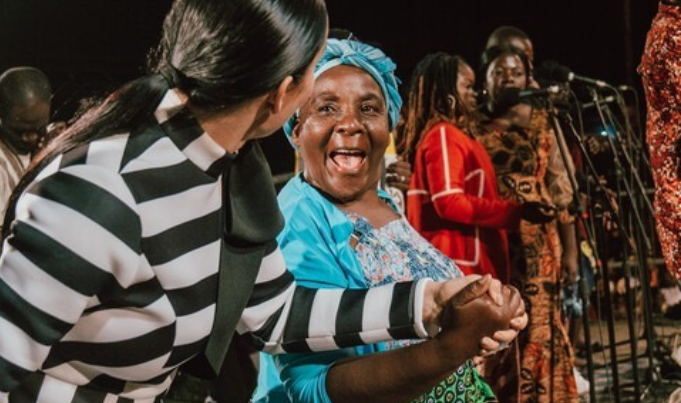 Mulher volta a andar em cruzada na Zâmbia: “Jesus me curou”