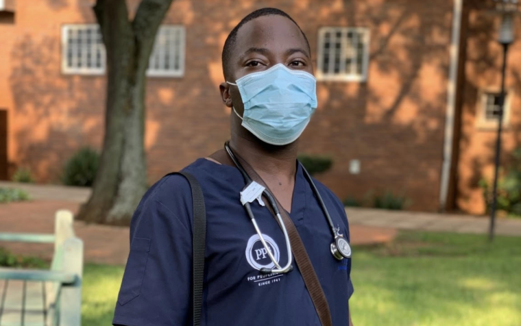 Órfão se forma em Medicina na África: “Deus providenciou tudo”
