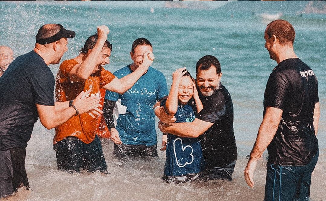 Igreja batiza mais de 1.200 pessoas em praia no RJ