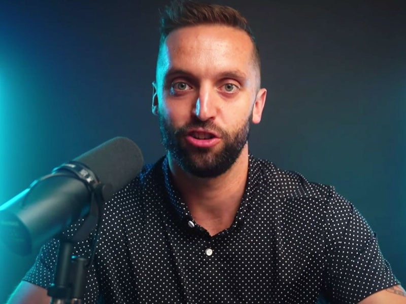 Kap Chatfield odiava cristãos até conhecer um jovem que lhe mostrou o amor de Deus. (Foto: Reprodução/YouTube/Kap Chatfield).
