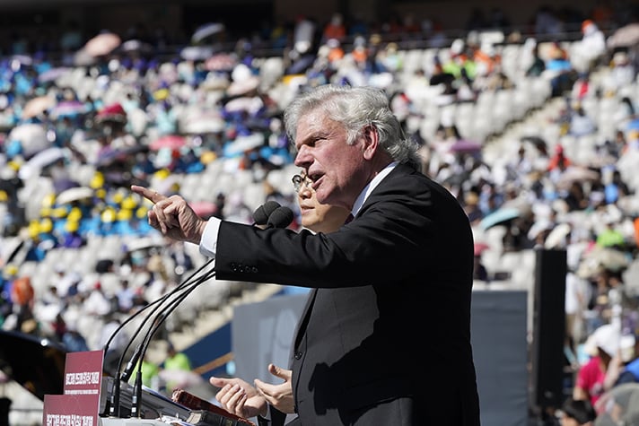 50 anos após Billy Graham, Franklin Graham prega a 70.000 na Coreia do Sul