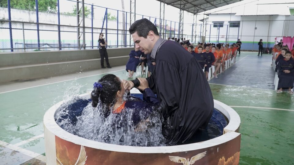Missionária leva mais de 50 detentas ao batismo em prisão de RO