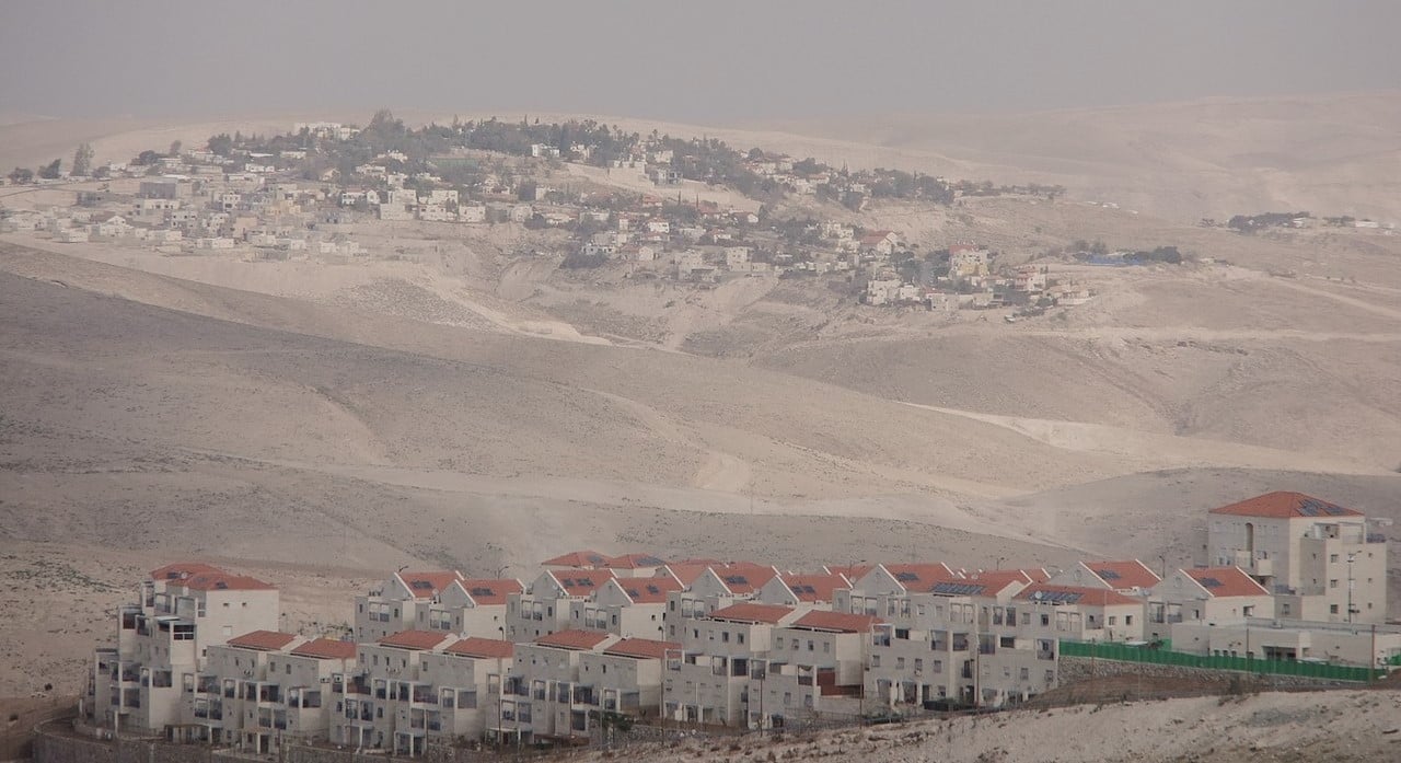 Kfar Adumim, assentamento israelense religioso-secular misto na Cisjordânia. (Foto: Wikipedia/Creative Commons)
