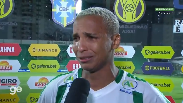 Deyverson, do Cuiabá, chorou em entrevista ao lembrar da amiga que lutou contra o câncer. (Foto: Reprodução/Globo Esporte).