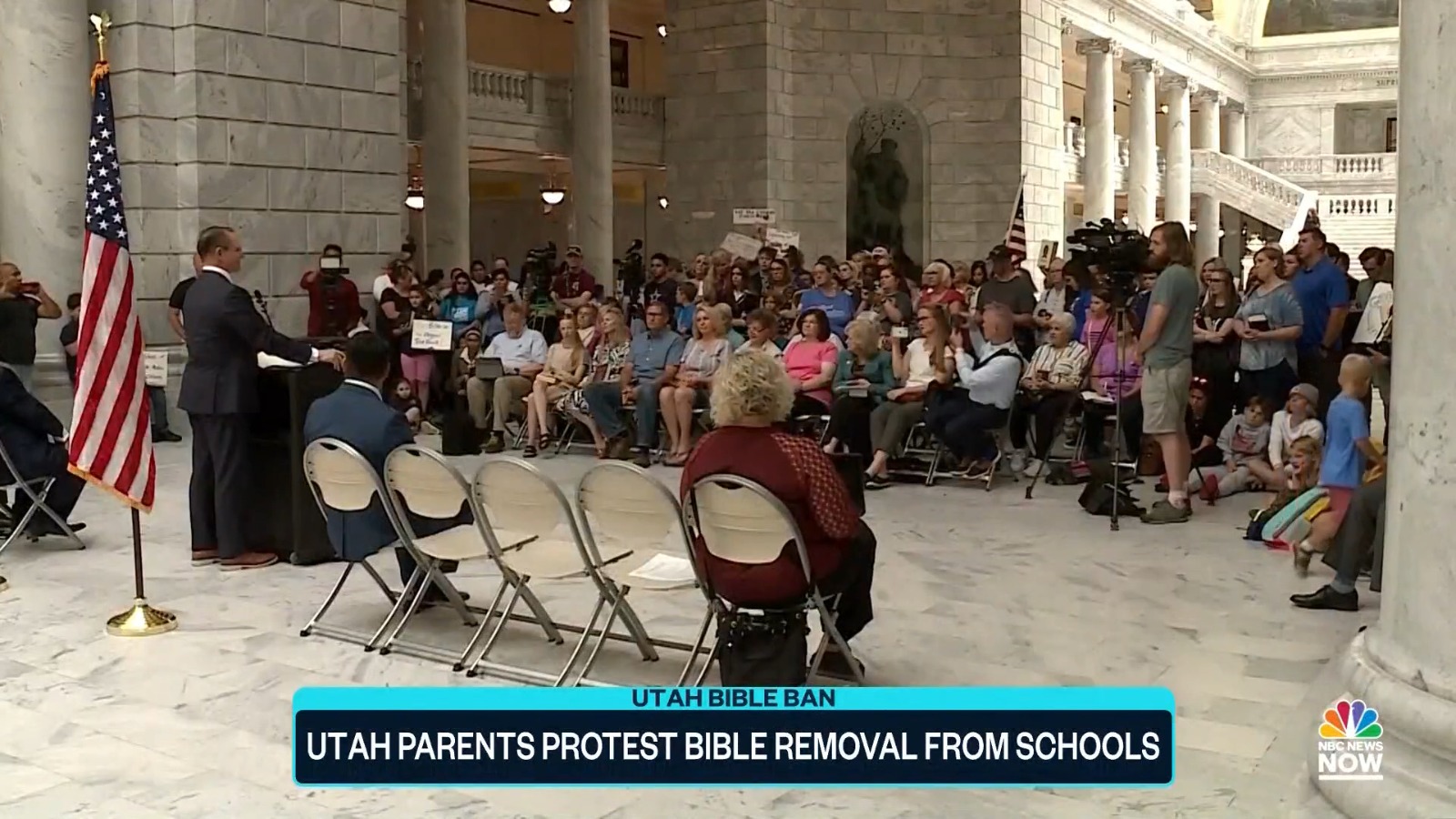 Pais protestam contra decisão de banir a Bíblia em escolas nos EUA 