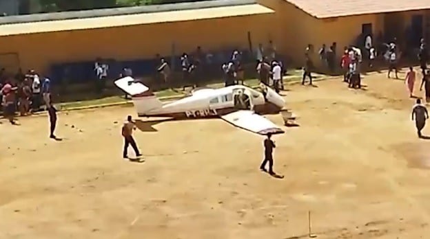 O avião no momento da queda. (Foto: Reprodução/G1)