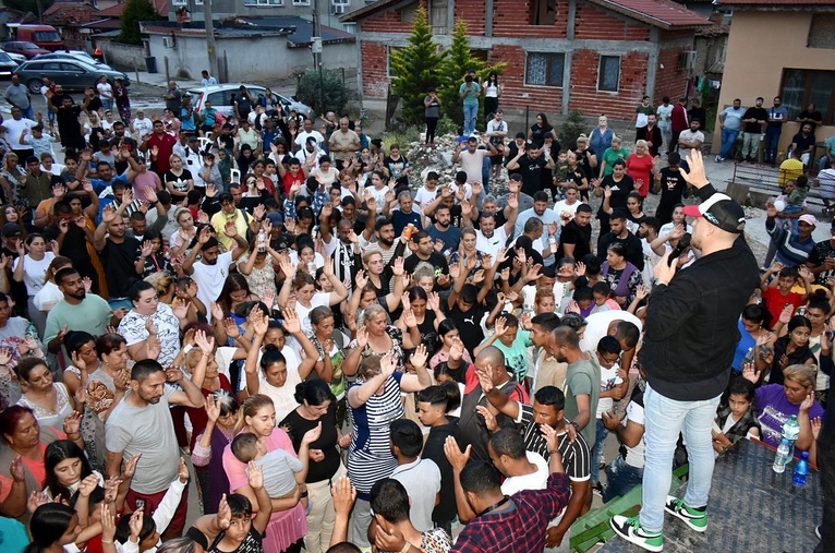 O evangelista Paul Maurer prega em aldeia cigana de Kalekovets, Plovdiv, na Bulgária. (Foto: Instagram/Paul Maurer)