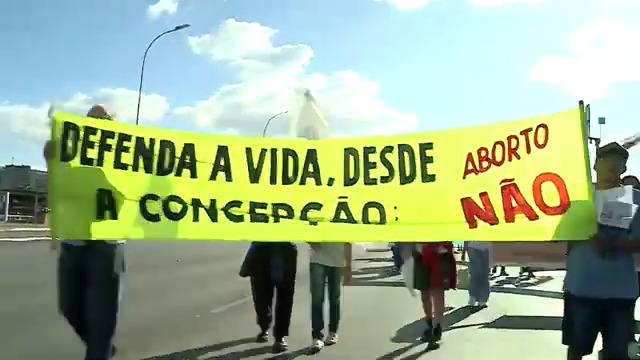Pessoas levam faixas na 16ª Marcha Nacional da Cidadania pela Vida Contra o Aborto. (Captura de tela/YouTube/Canção Nova)
