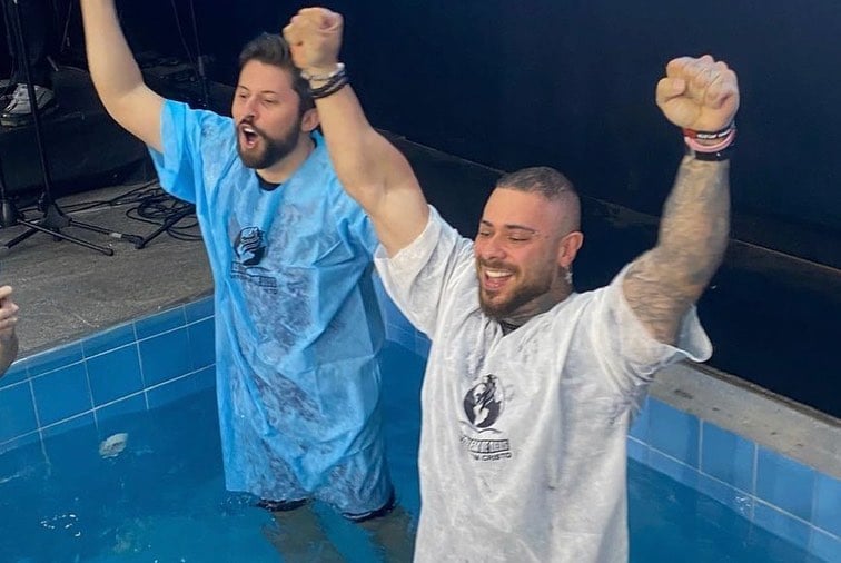 Leo Stronda louva a Deus em seu batismo. (Foto: Reprodução/Instagram/Brunno Fernandes)