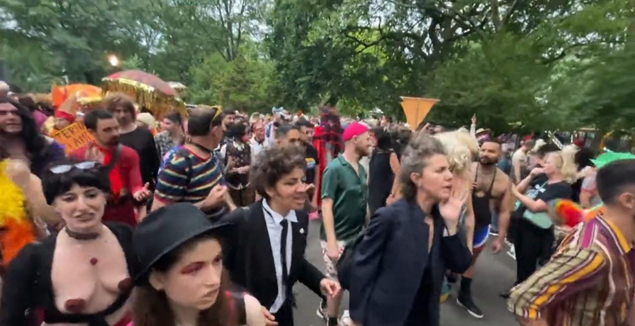 Evento de transgêneros e drag queens nos EUA. (Foto: Captura de tela/Vídeo Twitter Rep. Marjorie Taylor Greene)