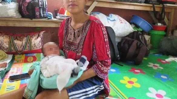 Kuki e seu bebê foram acolhidos em acampamento de deslocados. (Foto: Portas Abertas)