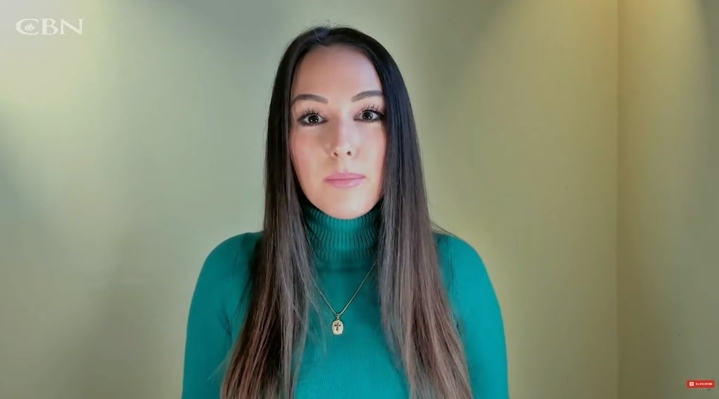 Anna Khait testemunha sobre seu relacionamento com Jesus. (Foto: Reprodução/YouTube/The 700 Club)