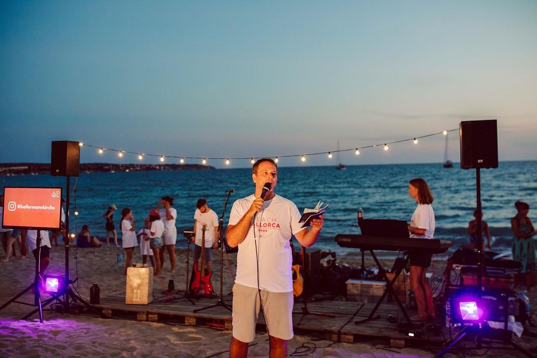 Evento evangelístico na Espanha. (Foto: Reprodução/Instagram/Reach Mallorca)