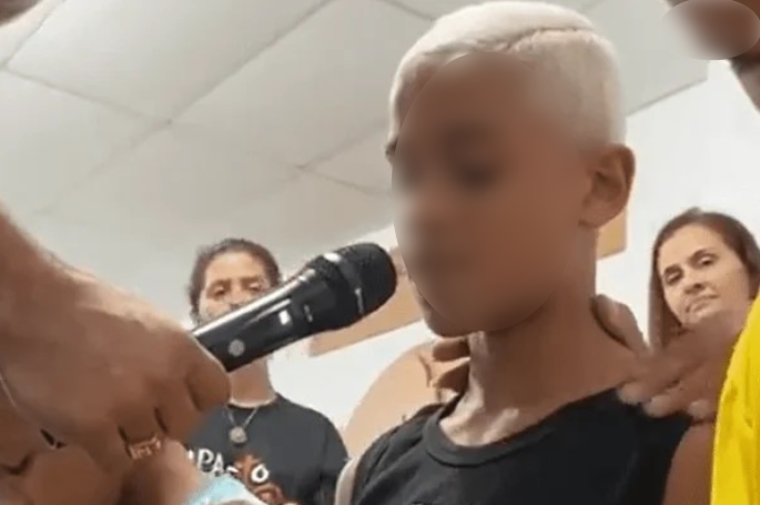 Thiago Menezes Flausino, de 13 anos, foi atingido por cinco tiros na Cidade de Deus. (Foto: Reprodução/Twitter/Favela Caiu no Face).