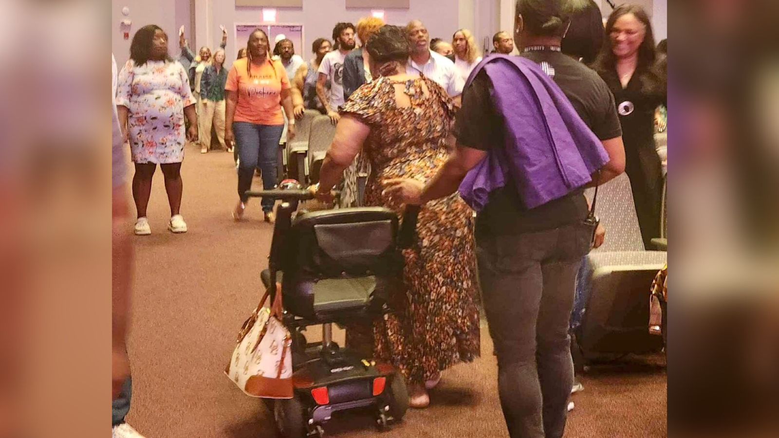 A mulher saiu do culto empurrando sua scooter. (Foto: Reprodução/Facebook/Demontae Edmonds)