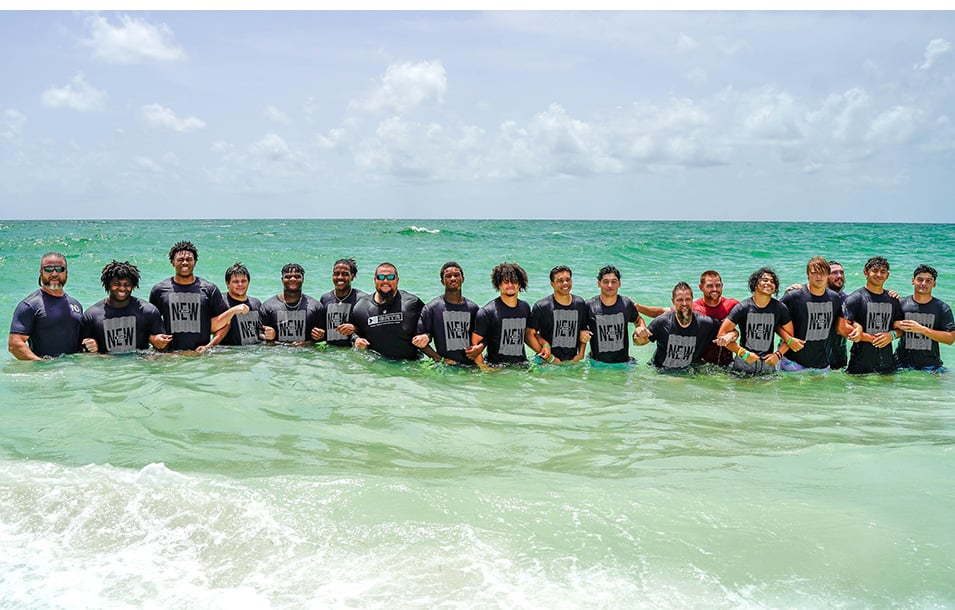 Atletas após batismo na praia de Boca Grande, no Golfo do México. (Foto: Facebook/Rusty Russell)