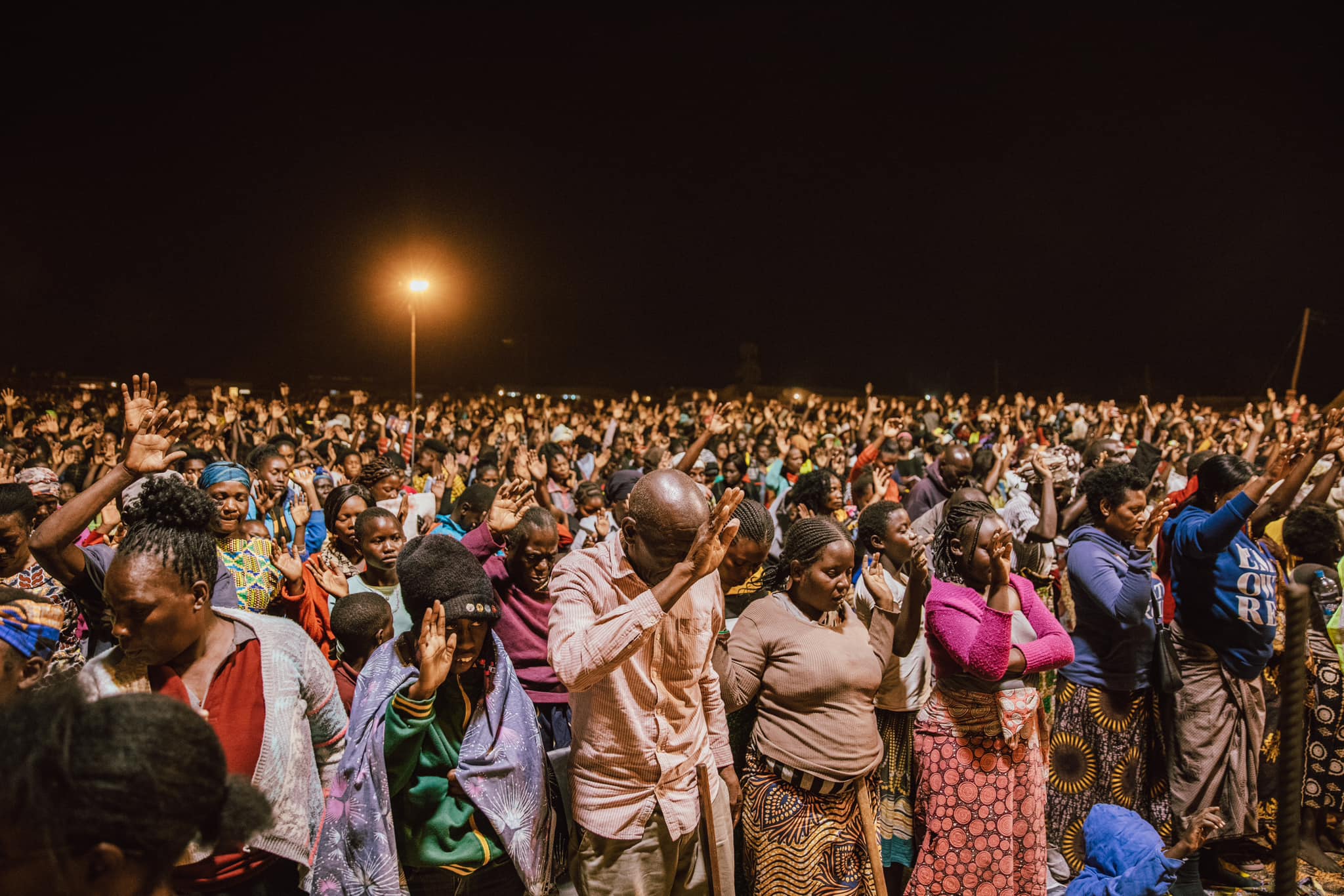 Milhares se entregam a Jesus na África. (Foto: Facebook/ Christ for all Nations USA)
