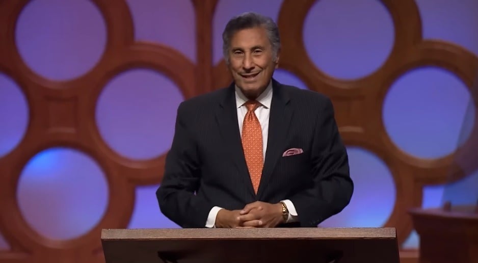 O pastor Michael Youssef ministrando na igreja. (Foto: Reprodução/YouTube/The Church Of The Apostles)