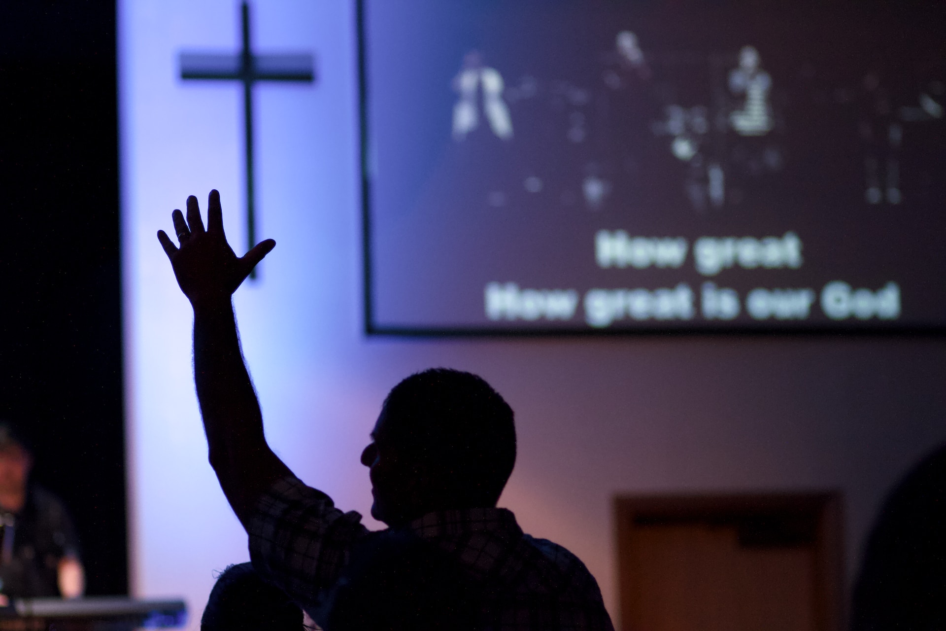 Homem em igreja. (Foto: Imagem ilustrativa/Unsplash/Cam Huxford).