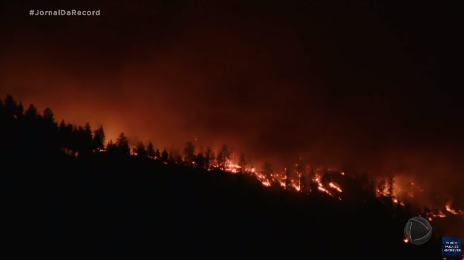 As chamas devastaram parte da ilha de Tenerife. (Foto: Reprodução/YouTube/Jornal da Record)