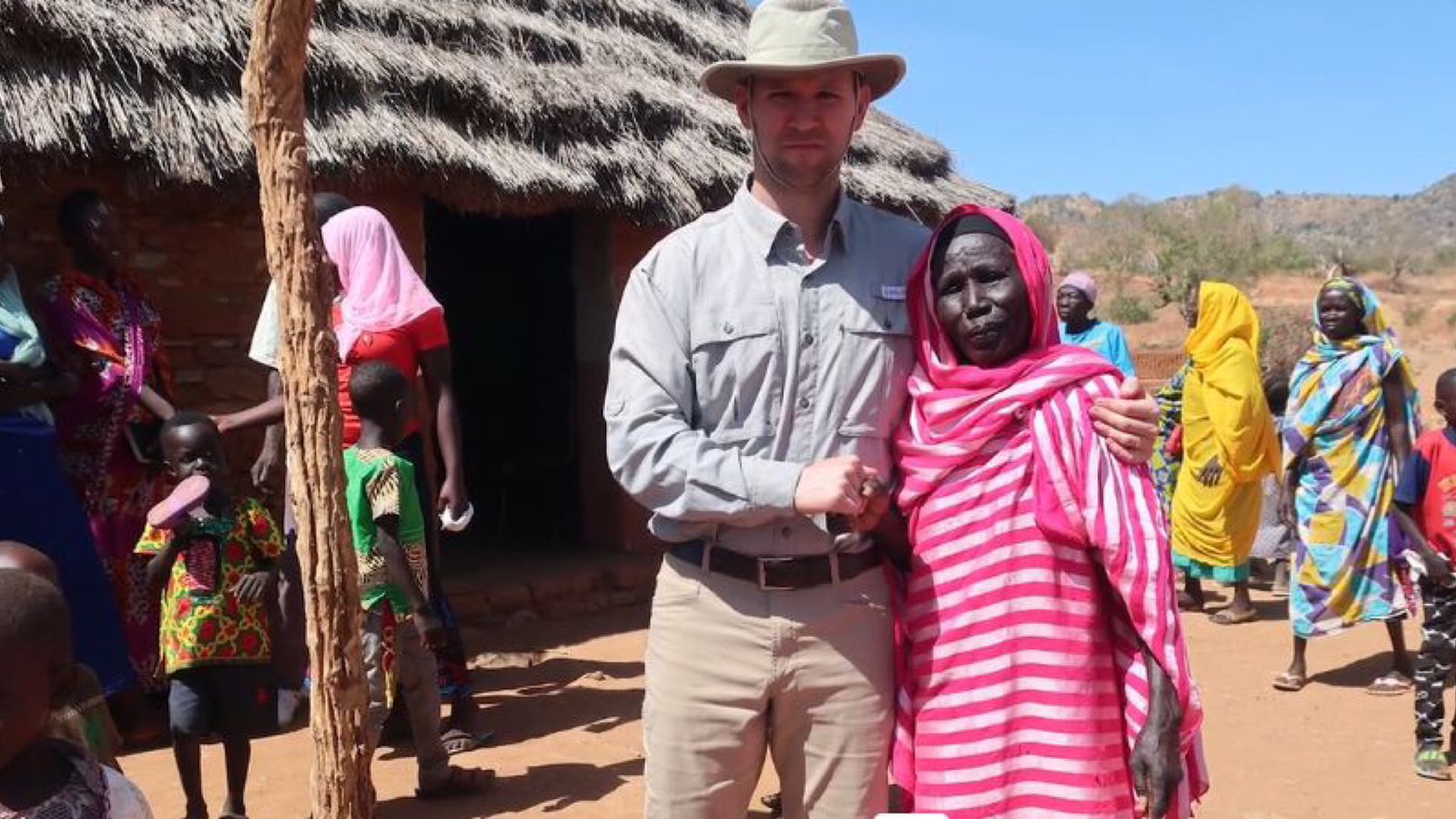 Pastor Ben Cohen com africanos. (Foto: Reprodução/IMB)