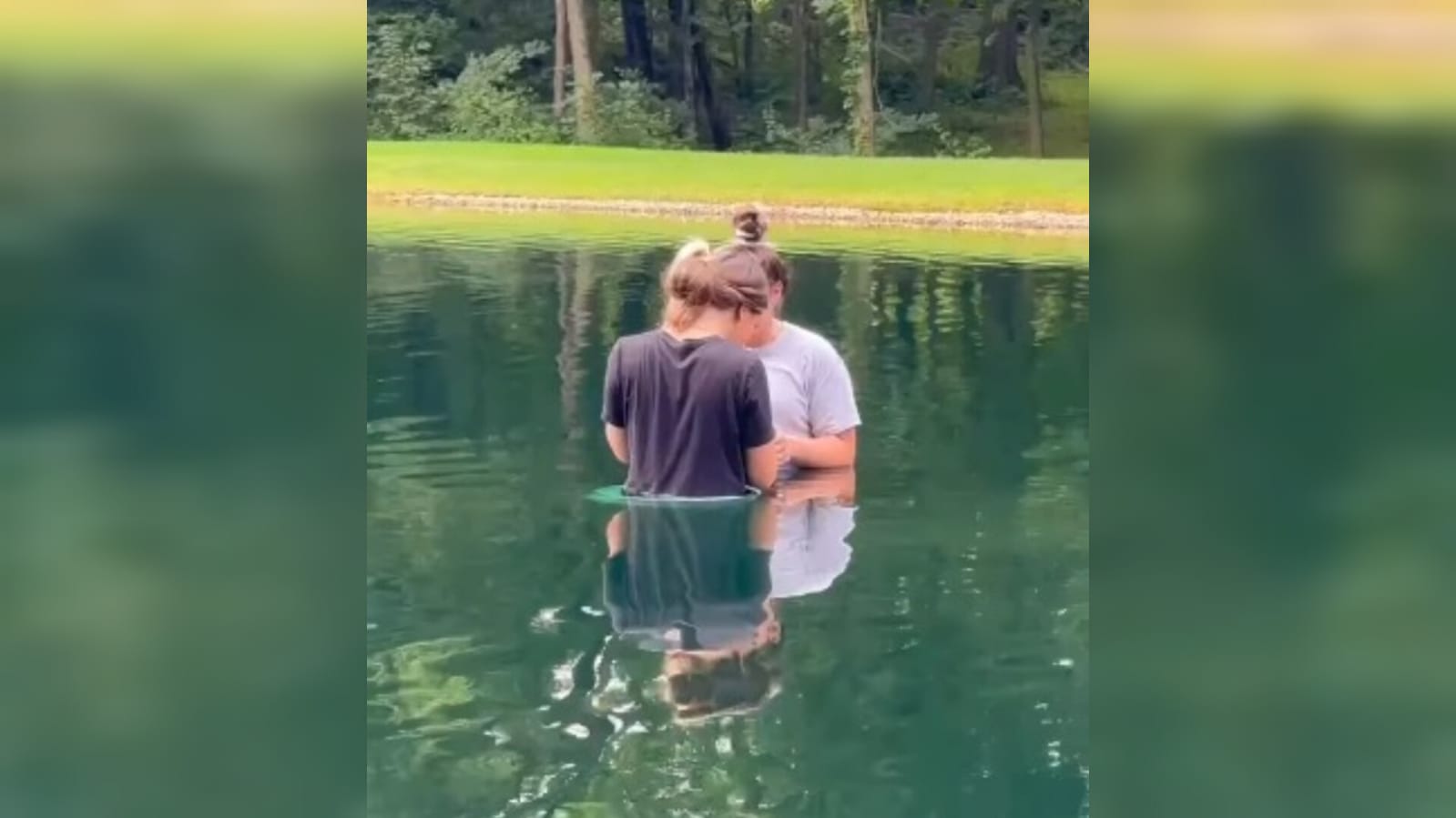 As mulheres foram batizadas em um lago. (Foto: Reprodução/Instagram/Her Song Columbus).