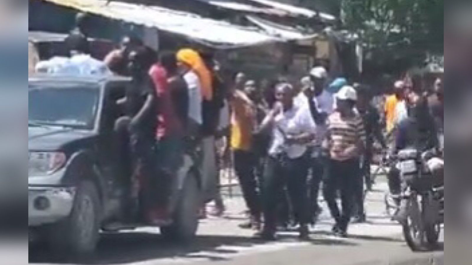 Multidão no protesto que ocorreu no Haiti. (Foto: Reprodução/X/@Alexand59517985)