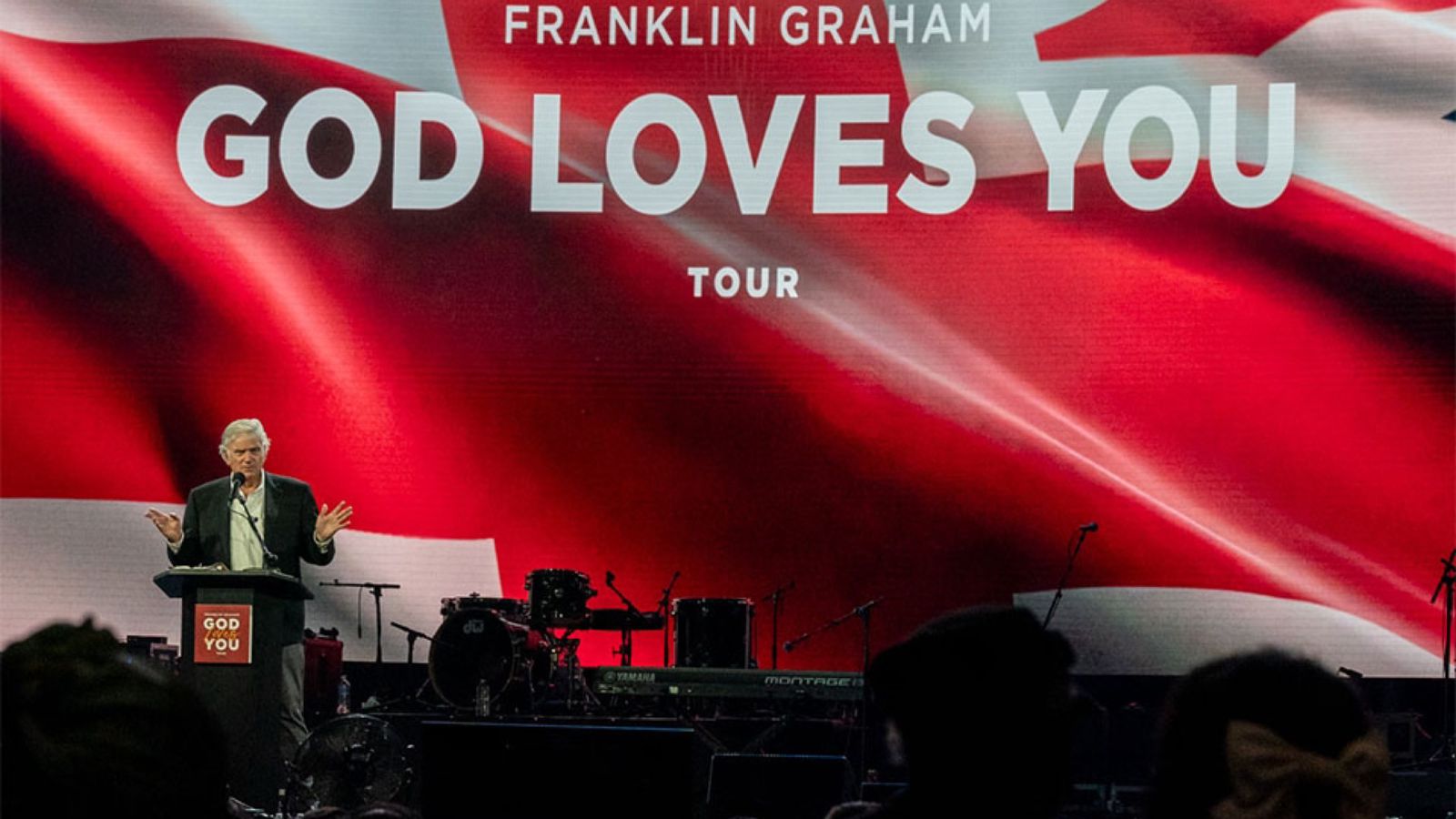 Franklin Graham ministrando na cruzada em Londres. (Foto: Reprodução/BGAE)