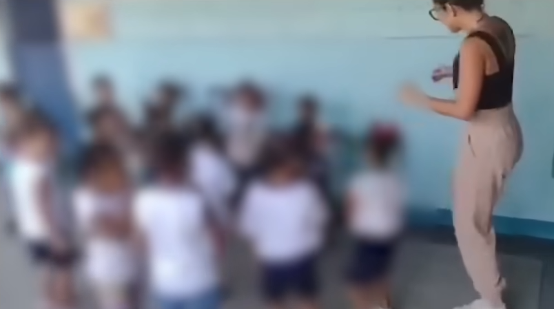 Diretora de creche dança funk com conotação sexual junto a crianças. (Captura de tela/YouTube/UOL)