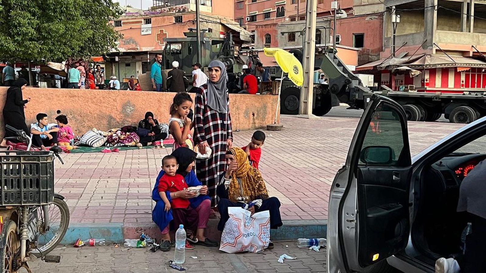 População do Marrocos após o terremoto. (Foto: Instagram/Send Relief)