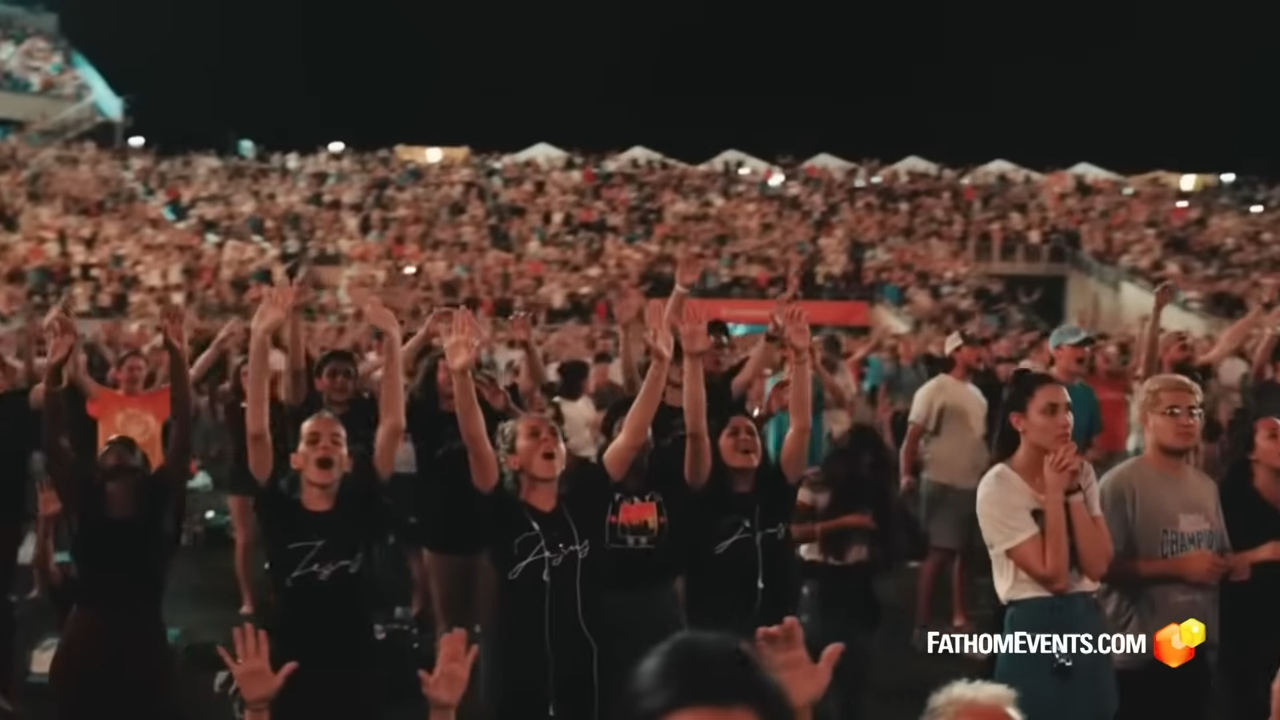 Pastor diz que batismos em massa e avivamentos são reações à ‘cultura caótica’