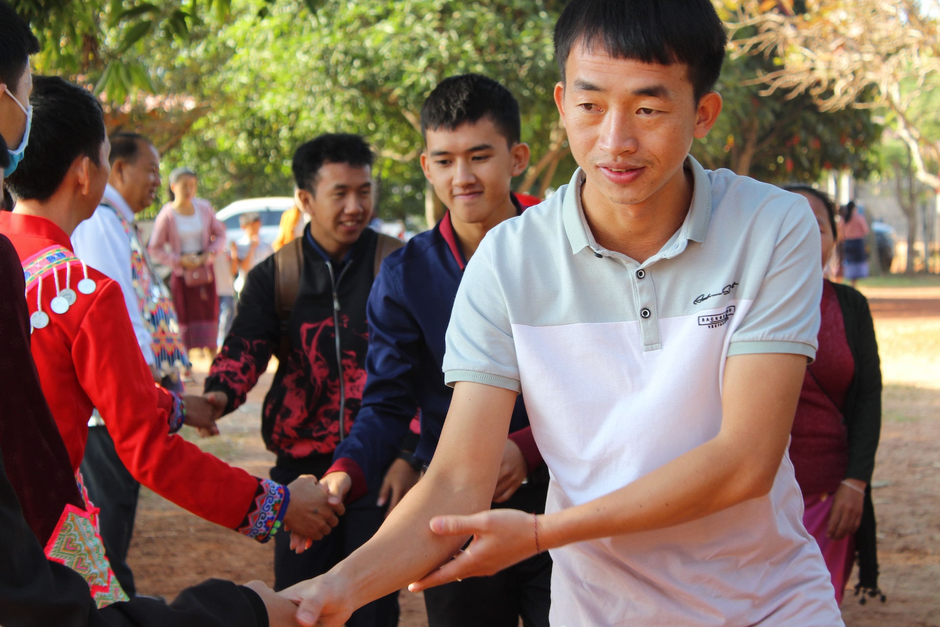 Adolescentes são interrogados após acampamento cristão ser descoberto na Ásia
