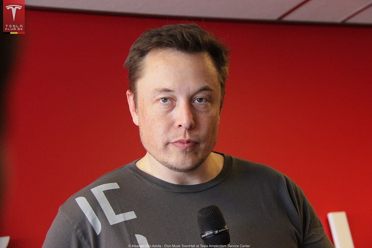 Empresa de Elon Musk abre inscrições para testar chips cerebrais em humanos