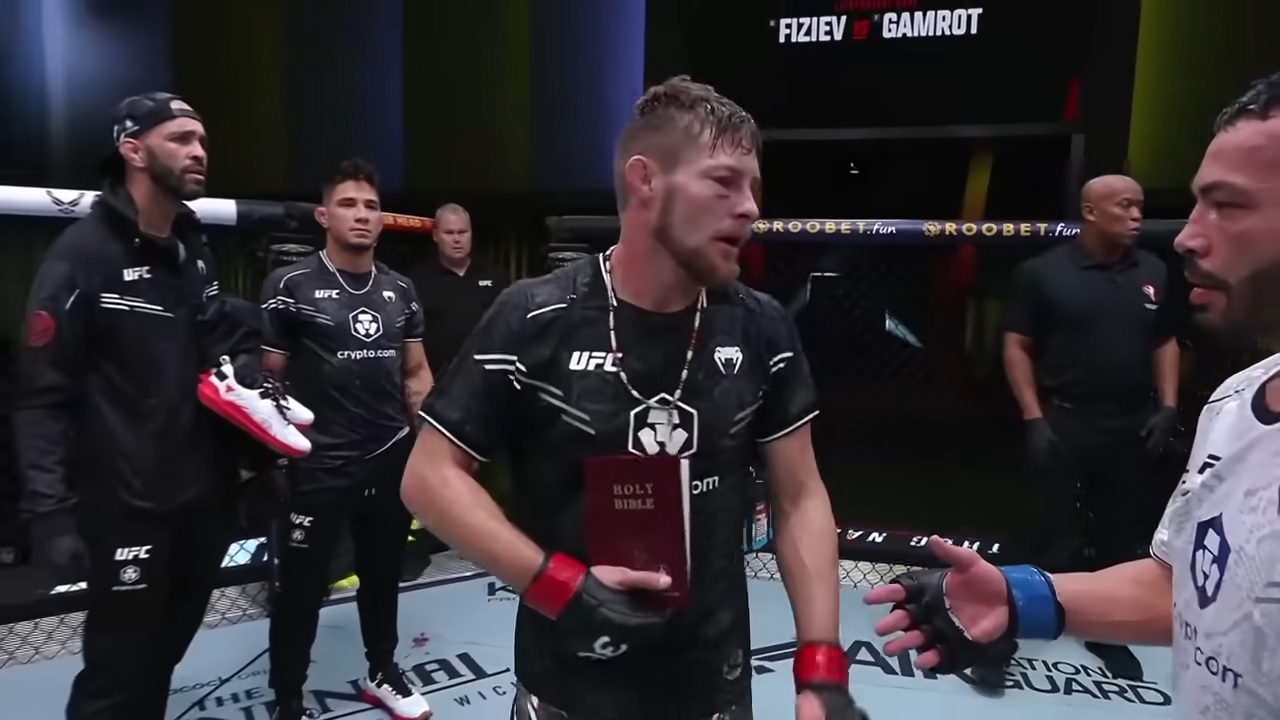 Após vitória, lutador do UFC segura uma Bíblia e proclama Jesus no octógono