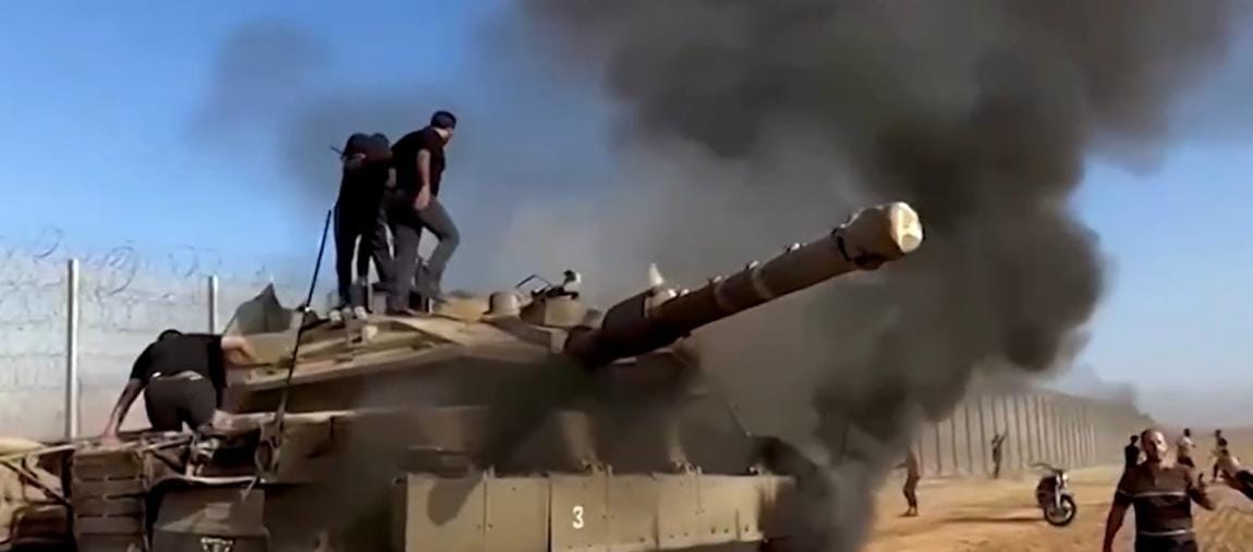 Momento em que os terroristas do Hamas tomam um tanque de Israel. (Captura de tela vídeo G1)