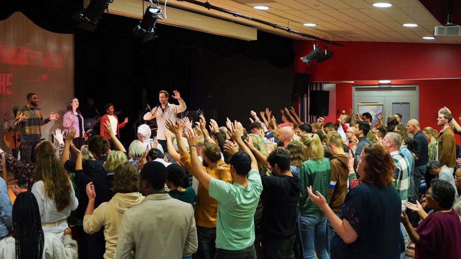 A conferência na Holanda. (Foto: Instagram/Geraldine Costello)
