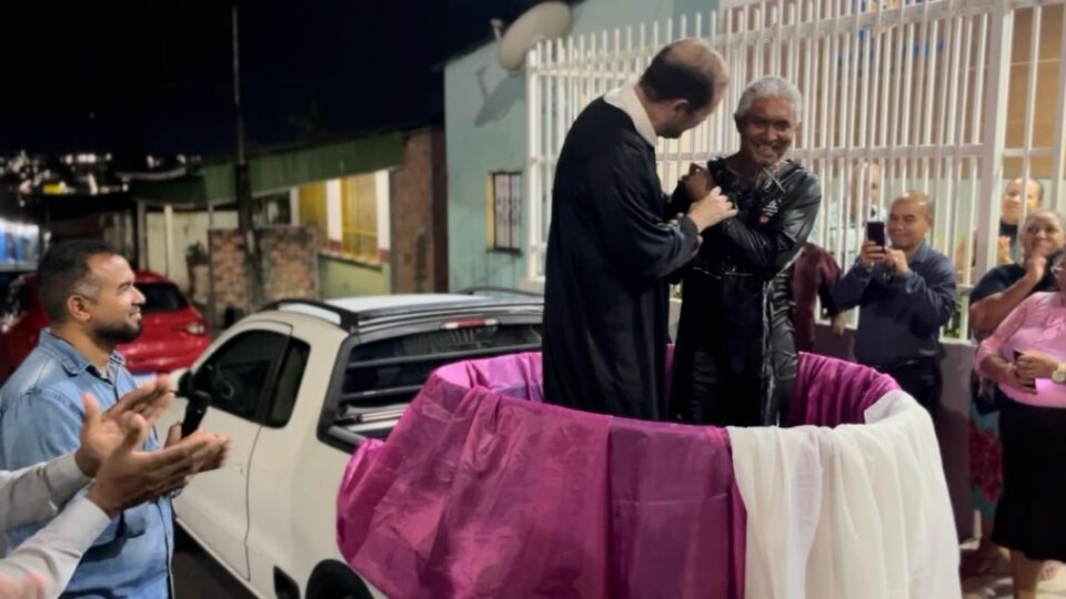 Antonio dos Santos foi batizado em um tanque improvisado em Manaus. (Foto: Reprodução/YouTube/Adventistas Amazonas Roraima).