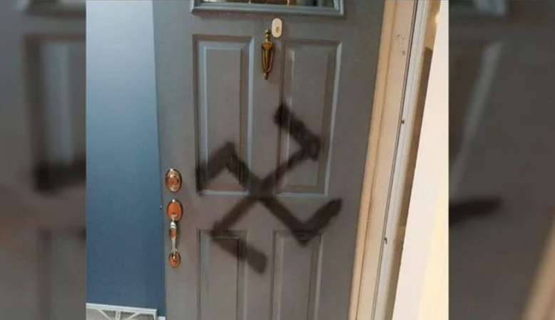 França: Mulher judia é esfaqueada e tem porta pintada com suástica nazista