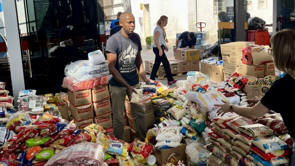 Igreja distribui alimentos para vítimas de enchentes em Santa Catarina 