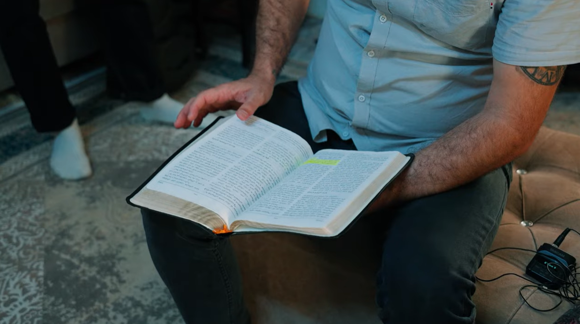 Extremista islâmico aceita Jesus após ler a Bíblia para encontrar erros