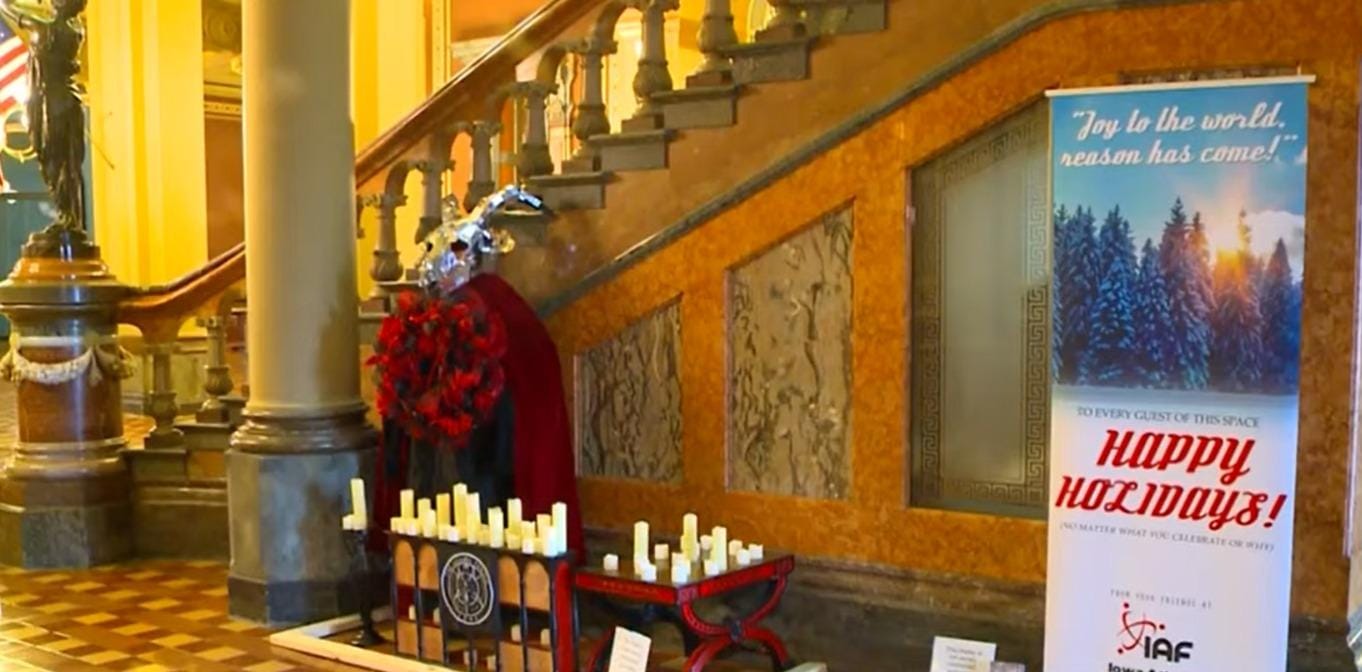Estátua satânica exposta no governo de Iowa, EUA. (Captura de tela/YouTube KCCI) 