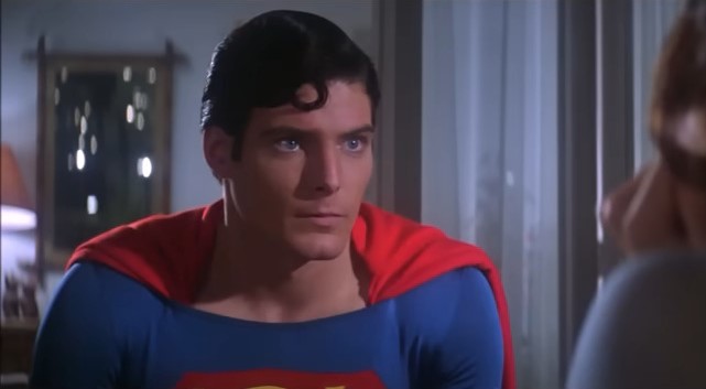 Christopher Reeve interpretando Superman. (Captura de tela/YouTube/HD Film Tributes)