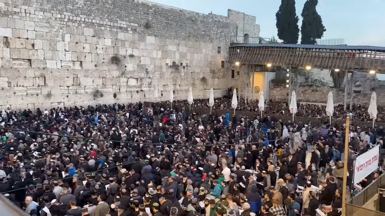 50 mil pessoas oram no Muro das Lamentações pelo retorno dos reféns em Gaza