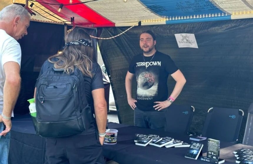 Jovens distribuem Bíblias em festivais de heavy metal: “Vamos lá para evangelizar”