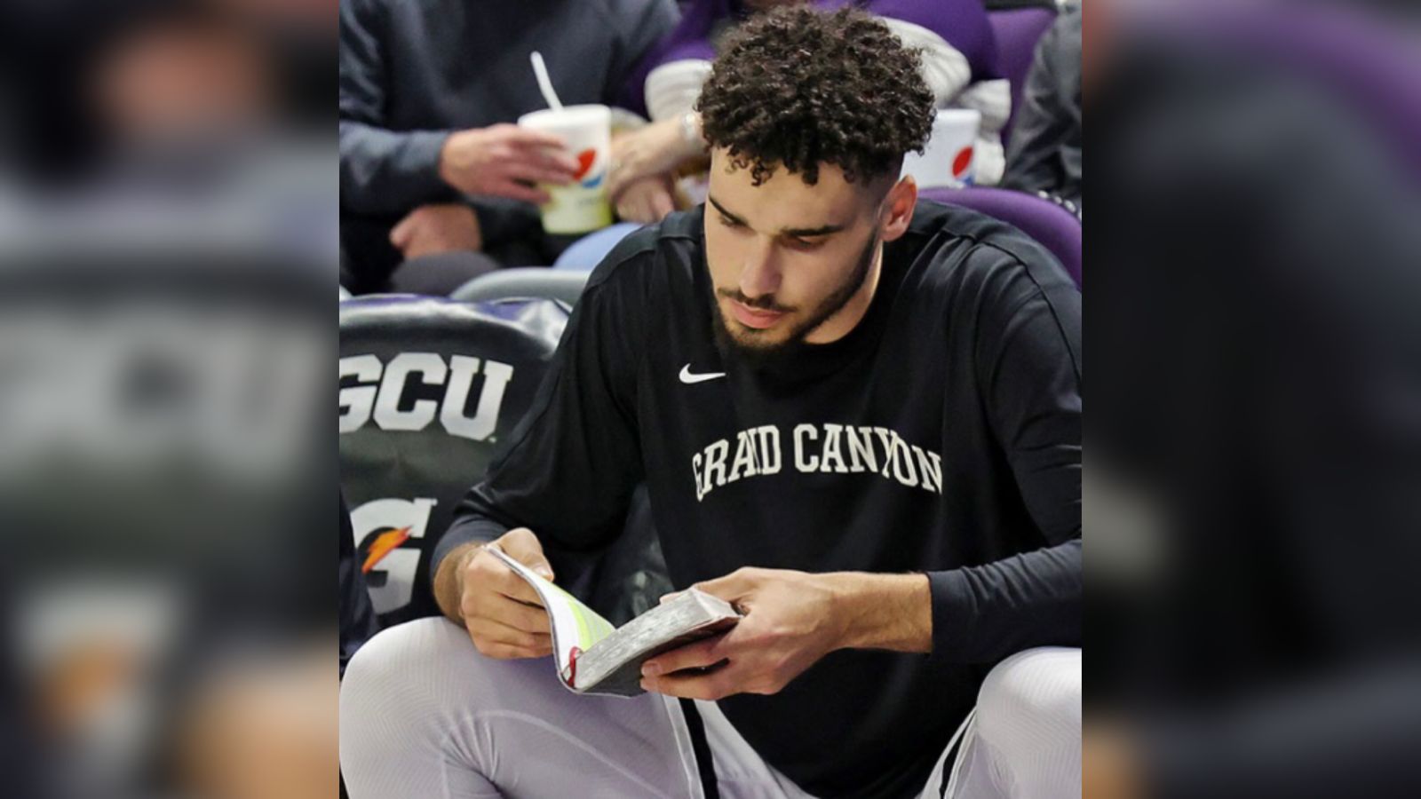 Jogador de basquete lê a Bíblia antes de jogos e inspira companheiros de equipe