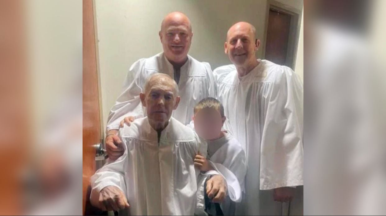 “Melhor decisão”: Avô, filho e neto emocionam ao serem batizados juntos